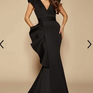 Jarlo klänning  - Jag säljer en Jarlo klänning som jag bara har använt vid ett tillfälle. Klänningen är väldigt bekväm och den framhäver dina kurvor. Jag köpte klänningen för 1650kr och eftersom att jag köpte den nyligen och bara använt den en gång tänker jag sälja den för 950kr. Skriv gärna om du är intresserad 😊