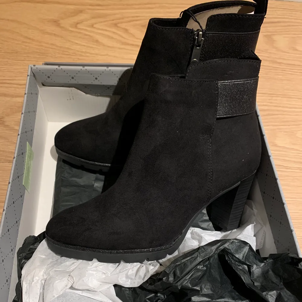 Helt nya stövlar från Nilssons shoes, nypris för 600kr! Klackhöjd 8cm (mätt på utsidan därbakpå) storlek 38. Skor.