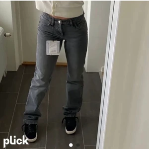 Gråa lågmidjade jeans  - Säljer mina gråa lågmidjade jeans ifrån zara då jag har likadana i 34💕 skriv om ni är intresserade💕 nypris 800kr
