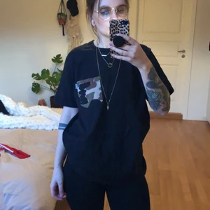 Vintage tshirt Carhartt - Säljer här en av mina favoriter från Carhartt! En vintage tshirt med cool camo-ficka på bröstet 🖤