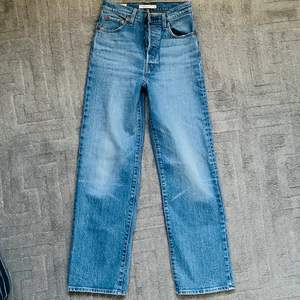 Säljes dessa helt nya högmidjande Levis ribcage straight jeans då de inte kommer till användning. Köpta för 1200 kr och säljer för 300 kr