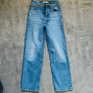 Jeans  - Säljes dessa helt nya högmidjande Levis ribcage straight jeans då de inte kommer till användning. Köpta för 1200 kr och säljer för 300 kr