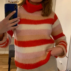 Stickad NAKD tröja - Jättefin stickad tröja med polokrage men den är för varm för mig så kan aldrig ha den. Storlek S men jag skulle säga S/M. Använd ungefär vid 3 tillfällen. 