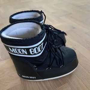 Moon boots svarta, låga storlek 39-41 - Hej! Säljer nu mina låga svarta moonboots som är knappt använda och är i jättefint skick. Köpte förra vintern från zalando säljer nu för 1100 inkl spårbar frakt. Har storlek 38 i alla skor men dessa passade mig perfekt som är i storleken 39-41. 