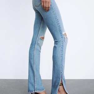 zara jeans - slutsålda Zara jeans med split, storlek 40 men passar 36/38 för dem är så små i storleken💞💞 