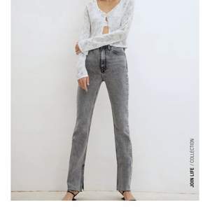 Säljer mina fina gråa Zara jeans med en snygg slits på innersidan av benen. Har bara använt byxorna ca 2 gånger om ens det. Tycker att de är lite lite förkorta på mig och jag är 178 cm. Men annars passar storleken mig och sitter bra. Är beredd att diskutera priset så bara kontakta mig! Har även privata bilder på byxorna!