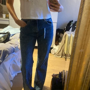 Mörkblåa jeans - Raka jeans från Topshop med den perfekta mörkblåa färgen! Jag är 165cm lång till referens. 