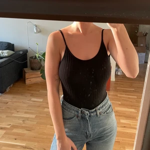 Body med öppen rygg - Ribbad svart body som inte kommer till användning. 