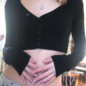 Croppad tröja - Assnygg croppad tröja i mjuktmaterial å sjuktsnygg passform