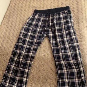 pyjamasbyxor  - säljer dessa också för dem blivit försmå dem också🤍 skriv för fler bilder✨ passar nog någon som är 160-167 ish🤍