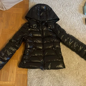 Moncler storlek 14 år - Säljer min vintermoncler jacka i storlek 14. Ganska använd. Nypris 4800. 