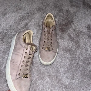 Philip hog skor - Snygga sneakers endast använda ett par gånger och i fint skick. Snygg ljusrosa mocka med en grå ton och en fin gulddetalj! Storlek 36 men passar mig som har 38. Skulle säga att de passar storlek 36-38.5. Jag står för frakten