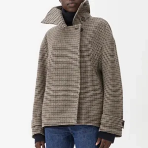 Rutig jacka ARKET - Säljer denna jacka från årets säsong köpt på arket! Denna är i storlek 40 för jag ville ha den oversize. Är vanligtvis en 36! Är 171 cm och den är lite kortare i modellen. Nypris var runt 1500. Köp köp! 