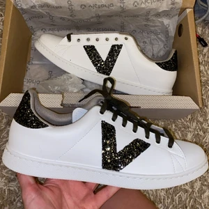 Sneakers - Säljer pga fel storlek, helt oanvända!! Storlek 40, passar 39 bättre