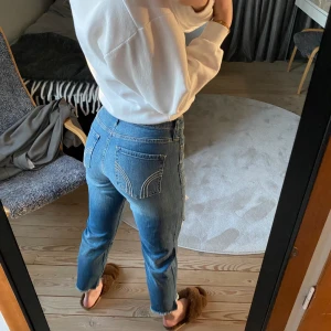 Hollister jeans - Coola momjeans ifrån hollister som tyvärr är lite för korta för mig🥺