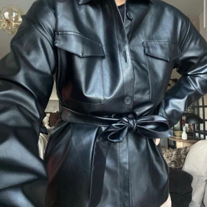 Skinnkavaj - Skinnkavaj med bälte