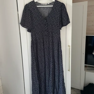 & other stories klänning  - Fin blommig klänning från other stories, sitter bra på en S/M 