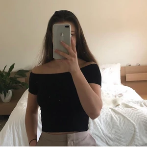 Ribbad off shoulder topp - Svart ribbad off shoulder topp från H&M.