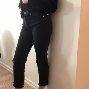 Levis wedgie straight jeans - Ett par riktigt snygga Levis jeans. Dom är lite korta på mig som är 1,62 men är också lite korta i typen✨ 