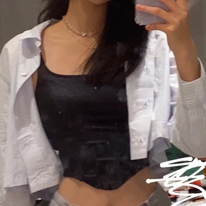 Svart korsett topp - En skitsexig svart korsett topp! Så bra att ha på fester eller bara under en skjorta! Sitter jättebra på xxs/xs/s. Skriv för fler bilder, pris kan diskuteras ❤️ Nypris: 179kr