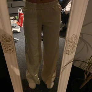 Monki kostymliknade byxor - Helt oanvända byxor från monki med prislappen kvar, beiga och ganska vida. Jätte snygga och väldigt sköna men säljer på grund av för liten storlek. Köparen står för frakten!