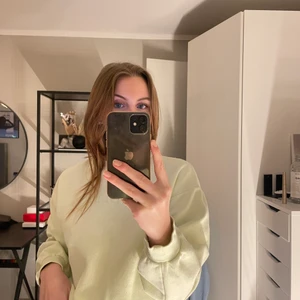 Neongul sweatshirt  - En neongul sweatshirt med tryck på bröstet. Denna är i nyskick och storlek S💛💛