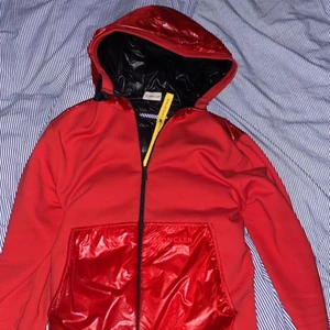 Moncler jacka - Tja! Säljer min moncler x craig green jacka nypris 7310kr köpt på ABCD i Göteborg. Ser ut som ny! Inte mycket använd