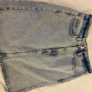 H&M jeanskjol strl 36 - Ljusblå jeanskjol från H&M. Använd fåtal gånger, ser ut som ny. Fickor både fram och bak. 