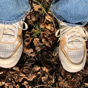 Nike Air Force 1 - Säljer nu mina fina Af1 er då dom är för små för mig. Skorna är använda några gånger men fortfarande i väldigt bra skick. Skokartongen finns kvar.