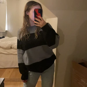 Stickad randig tröja  - Säljer nu en av mina favorit tröjor då den inte kommer till användning längre. Så fin och så skön, verkligen!!💖 inte nopprig eller något sånt så ser ut som ny!