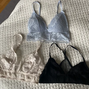 Bralettes - 25kr styck eller alla för 60kr 💕 La in en extra bild på den svarta toppen, så man ser att den är prickig i mesh typ?