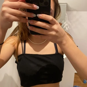 Kort svart linne - Ett fint kort svart linne säljer jag nu eftersom att jag har en till i min garderob❤️ Man kan styla med en kofta eller något annat fint❤️