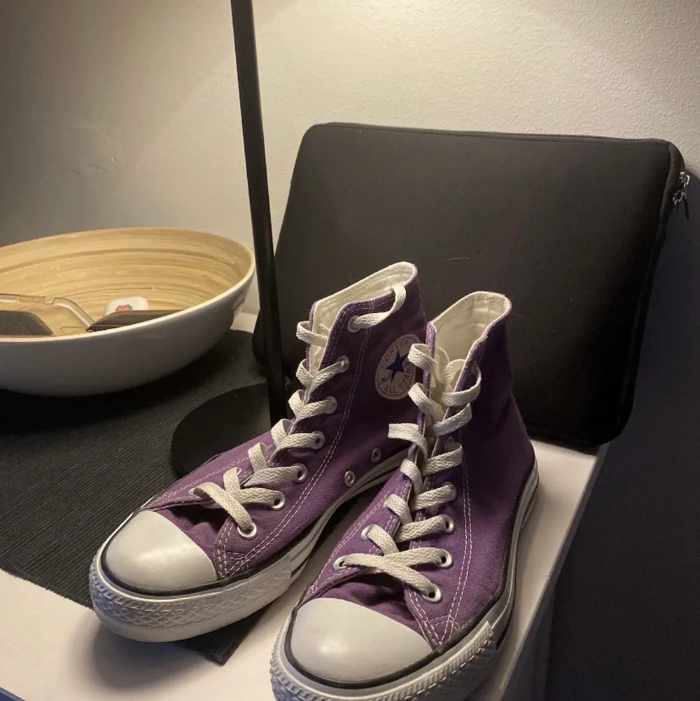 Lila converse chuck 70 HIGH, funkar jätte bra, helt rena. Strl 38-39. Skriv om du vill köpa direkt för ett pris, (frakt ingår inte). Skor.