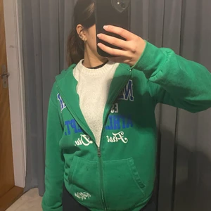 Vintage kofta - Säljer denna super snygga kofta! Den ända defekten är att kedjan är lite trög men funkar fint ändå 