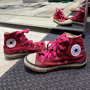 Röda converse skor - Säljer mina väldigt populära converse pågrund av att dom är försmå tyvärr. Strl 33. Pris kan diskuteras💞 frakt tillkommer 