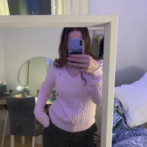 Gant kabelstickad storlek M - Super fin V ringad kabelstickad gant tröja i toppskick!!⚡️Modellen är även i ”stretched cotton” som gör att den är mer som storlek M/S än storlek L som det står. 😁  Nypris 1299, mitt pris: 179kr🤩