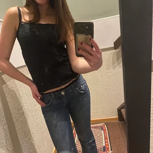 Linne m spets  - Svart linne med mörkgrön genomskinlig spets upptill! Frakt tillkommer 