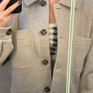 NA-KD Jacka - Säljer denna helt nya jacka från NA-KD då den tyvärr var för stor på mig, jackan är i storlek 36 o har fortfarande kvar prislappen! Buda eller köp direkt för 700kr