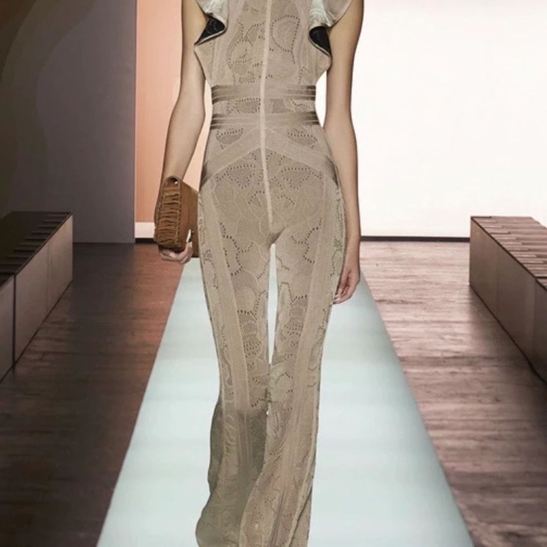 Byxdress i ”bondage” material