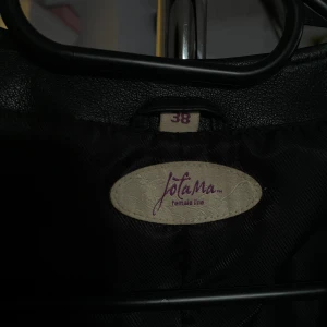 Jofama skinnjacka - Vintage skinnjacka från jofama med väldigt fina detaljer. nypris vet jag inte😬 Köparen står för eventuell frakt ✌🏼