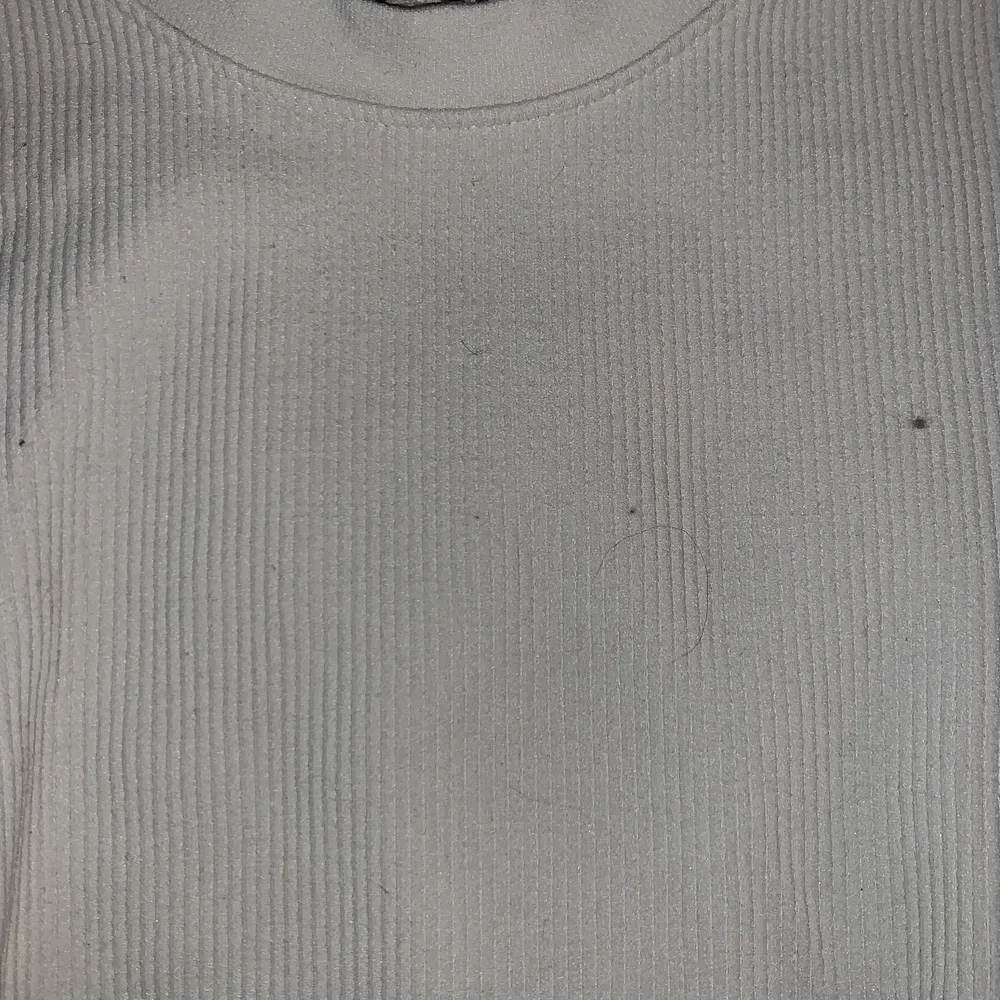 Säljer denna fina tröjan men tyvärr kommer den inte till användning⚡️den är från zara den kosta ca 200kr och säljer den för 100 kr❤️❤️❤️. Toppar.