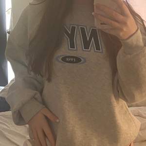 Riley sweater från Gina tricot. Jättefin ljusgrå sweatshirt med snyggt tryck ”NYC” 💗 Slutsåld på Gina. 