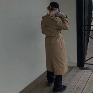 Trenchcoat - Säljer denna kappa/trenchcoat! 400 kr, ursprungligen från BikBok🧥