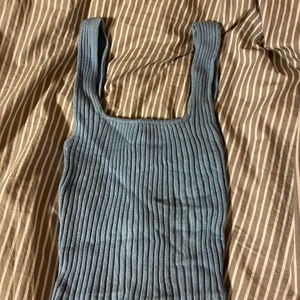 Bikbok - Säljer denna blåa topp/linne från biktok, aldrig fått användning av den💕 väldigt stretchig i materialet. Fin till sommarn 