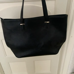 Snygg väska - Don Donna, knappt använd. Rymlig väska köpt 2015