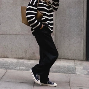 Svarta Converse  - Säljer mina svarta Converse. Kan skicka fler bilder privat😊