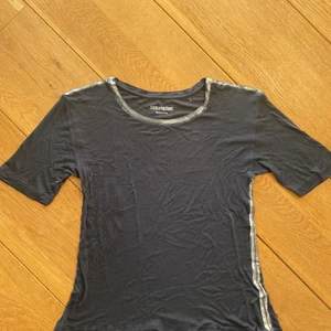 Zadig & Voltaire T-Shirt - Fin t-shirt från zadig & voltaire i bra skick!! inga defekter alls!! frakt tillkommer✨💕💕💕