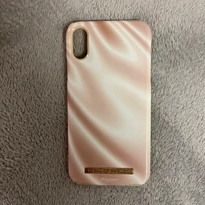 Ideal of Sweden case - Selling this pretty ideal of Sweden case! It’s a bit broken as seen in the pictures, therefore the low price! 