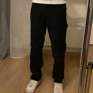 Svarta baggy jeans (Jack & Jones) - Svarta baggy jeans. Storlek 27/32