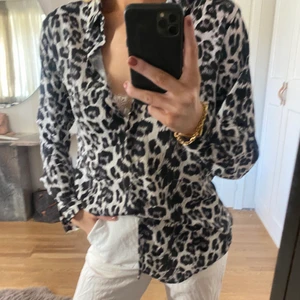 Blus - Oversized Blus från Zara i storlek XS.💕